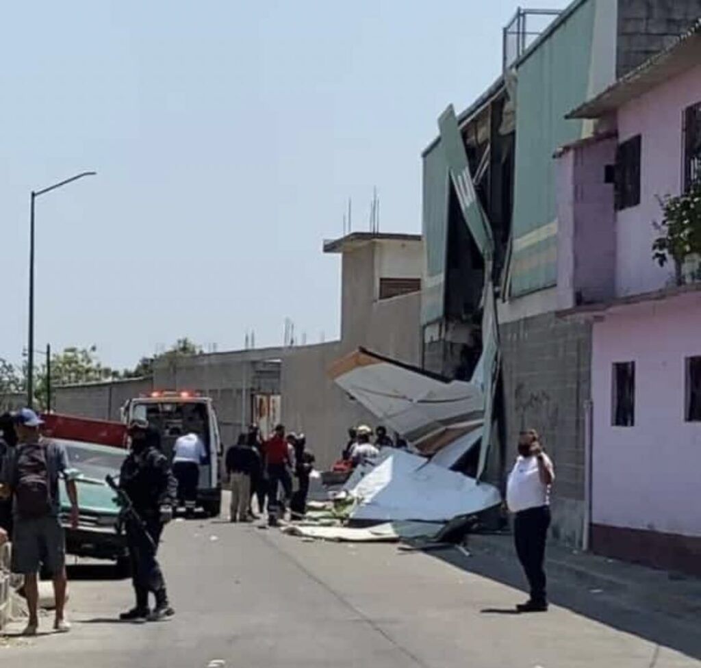 Avioneta se estrella contra Bodega Aurrerá en Temixco VIDEO