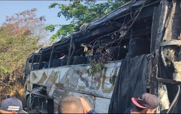 Autob S Cae A Un Barranco En Nayarit Hay Muertos Fotos