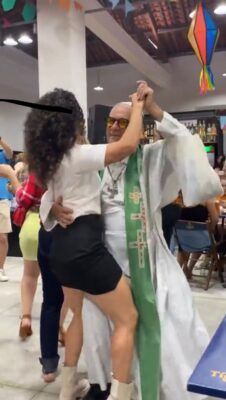 Sacerdote Baila Pegadito Con Mujer Y Divide Opiniones Video