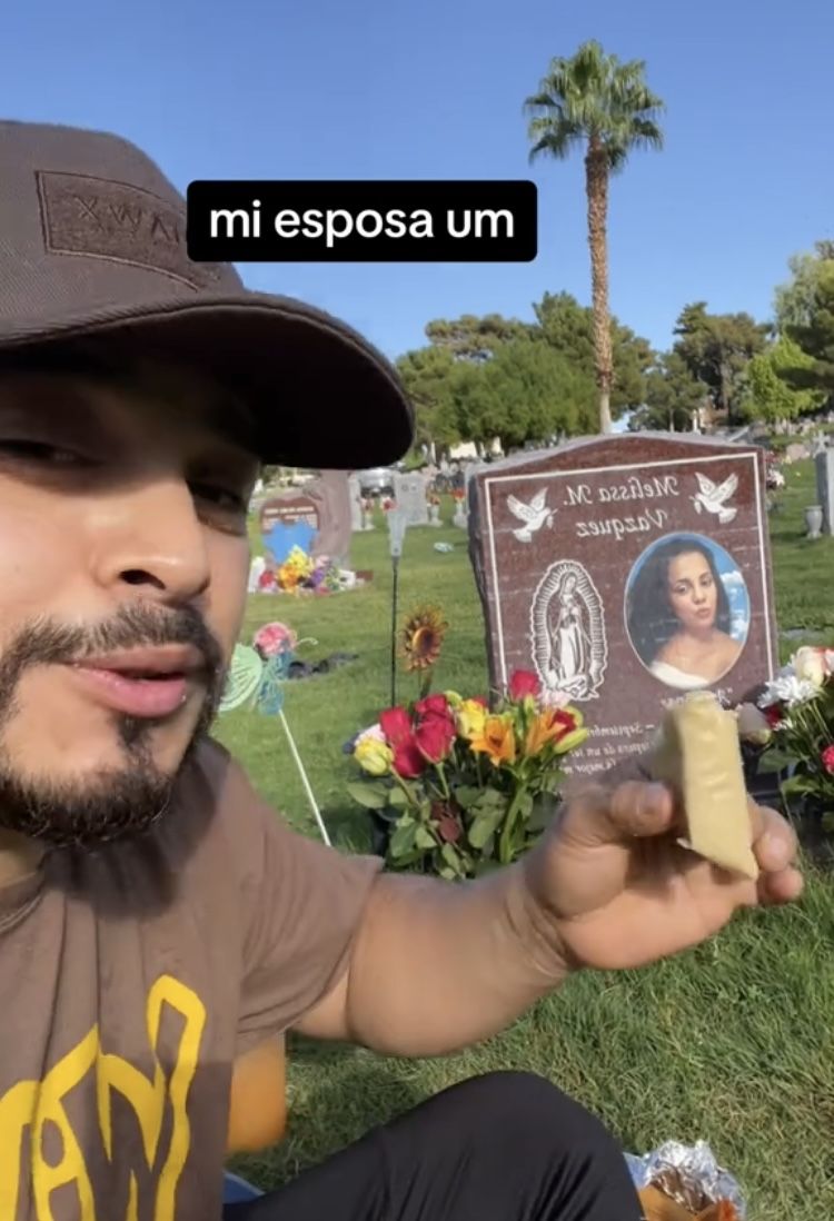 Joven Desayuna Junto A La Tumba De Su Esposa Video