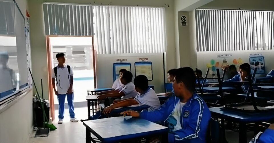 Maestra recibe a sus alumnos con música de Pimpinela VIDEO