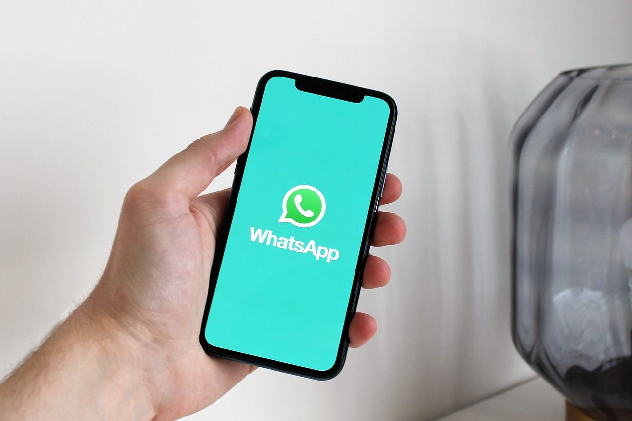 ¿Qué cambios aplicó WhatsApp en términos y política de privacidad?