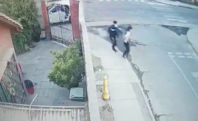 Delincuente asalta a mujer policía y ella le dispara (VIDEO)