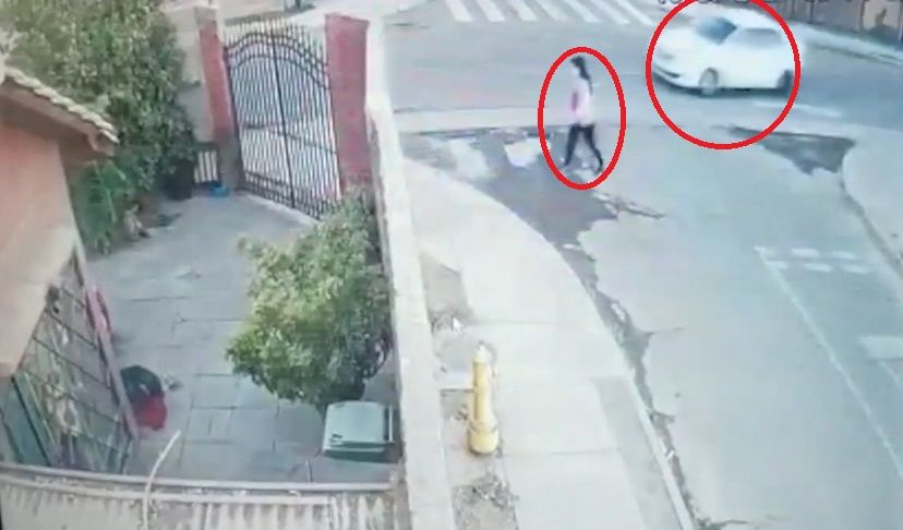 Delincuente asalta a mujer policía y ella le dispara (VIDEO)