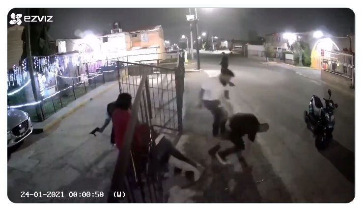 Llaman héroe al hombre que sometió al agresor en Edomex