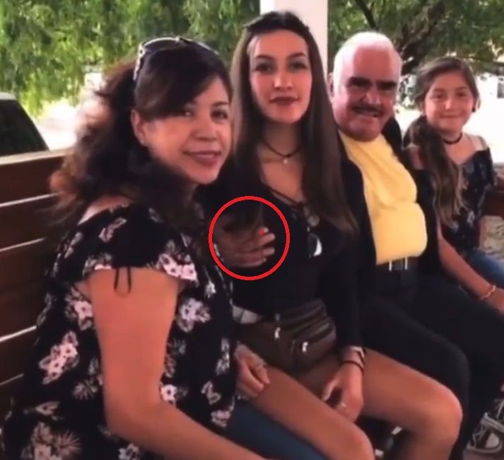 Vicente Fernández toca el pecho de fan que le pidió una foto (VIDEO)