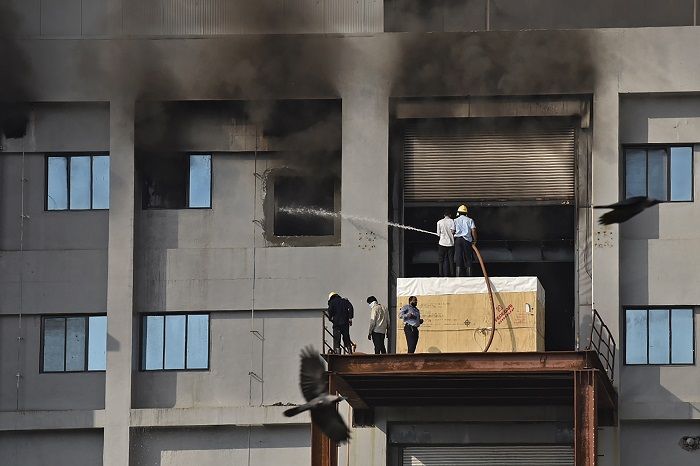 Reportan 5 muertos por incendio en fábrica de vacunas de India