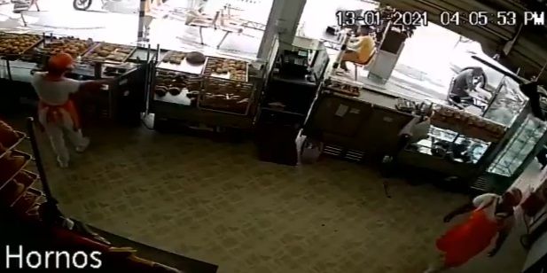 Conmociona video de sicario que mata a hombre por la espalda en cafetería