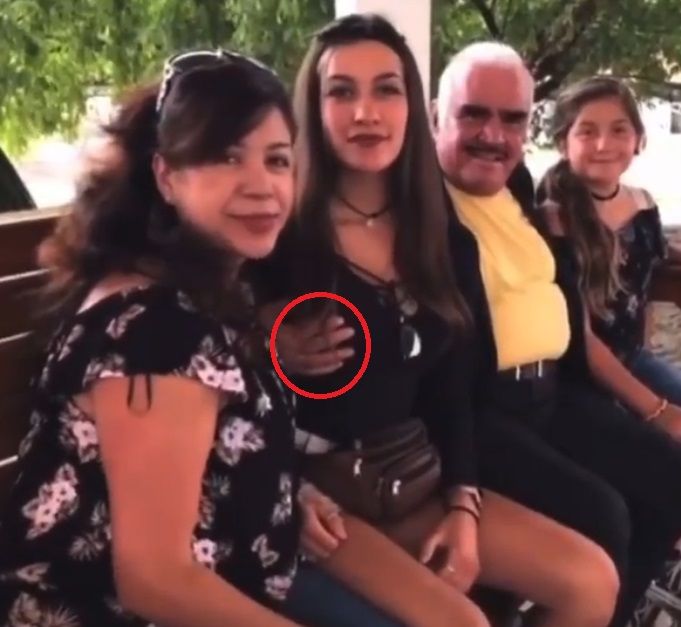 Fan de Vicente Fernández reacciona a video donde cantante le toca un pecho