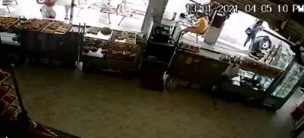 Conmociona video de sicario que mata a hombre por la espalda en cafetería