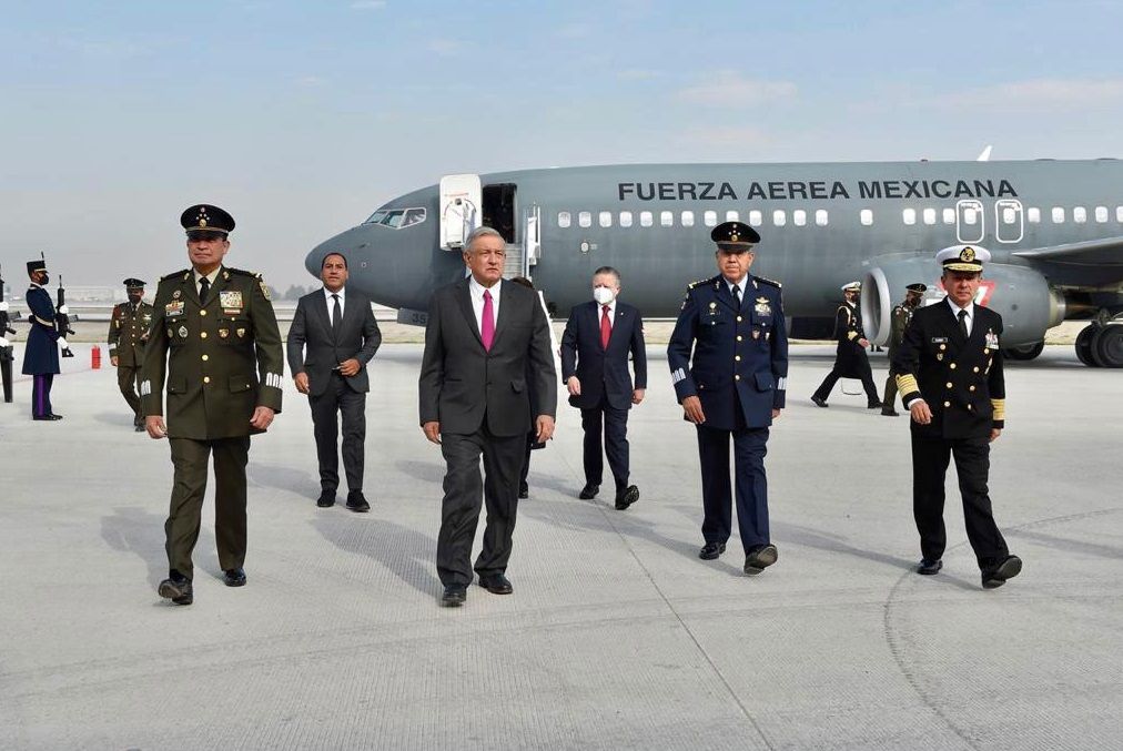 Aterriza avión en aeropuerto de Santa Lucía