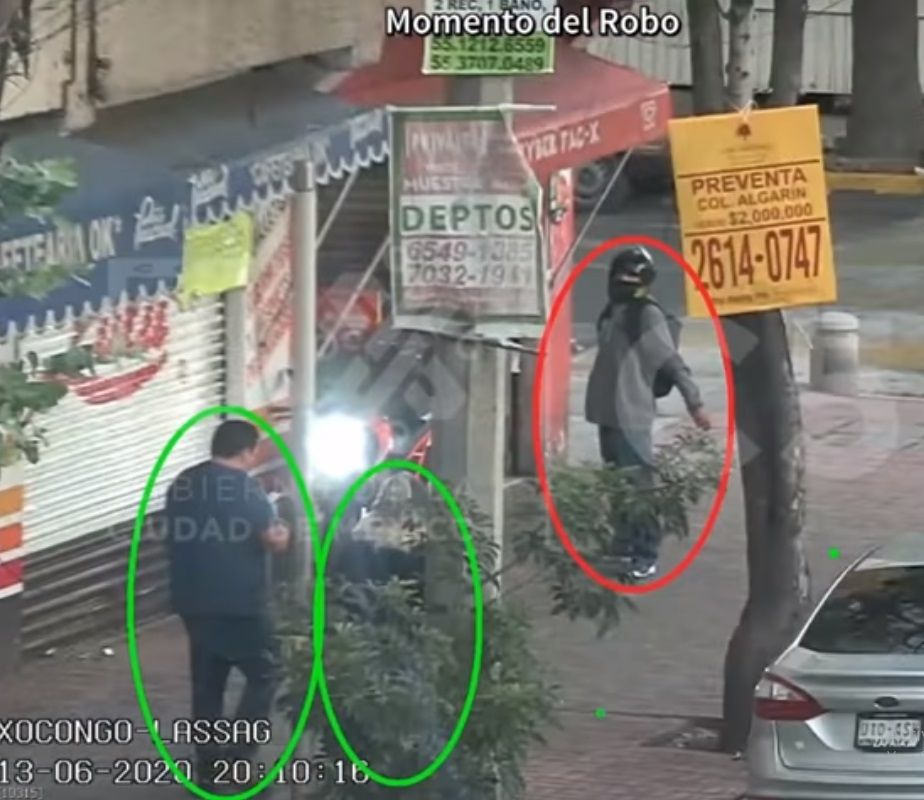 Motociclista asalta a pareja, huye y se estrella contra patrulla en CDMX