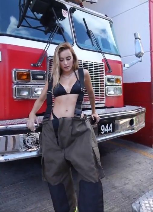 Quién es Catalina Gallardo, modelo fotografiada en estación de Bomberos de Cancún