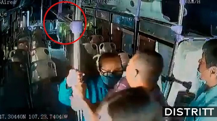 Hombre apuñala a su esposa a bordo de camión en Culiacán (VIDEO)