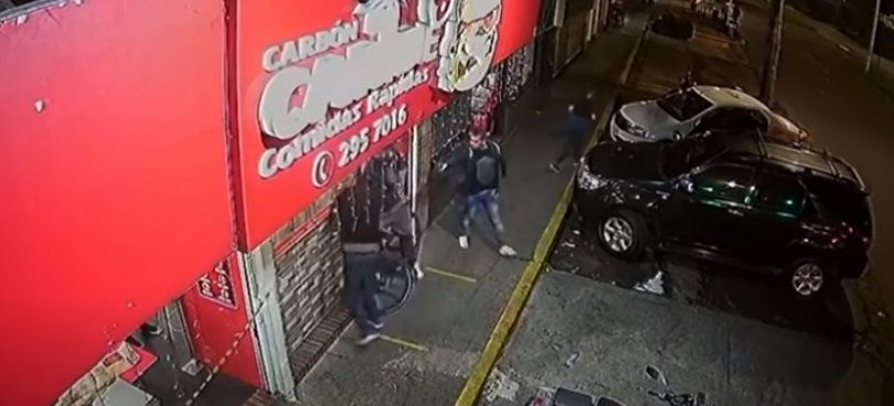 Novio celoso asesina a hombre por mirar a su pareja (VIDEO)