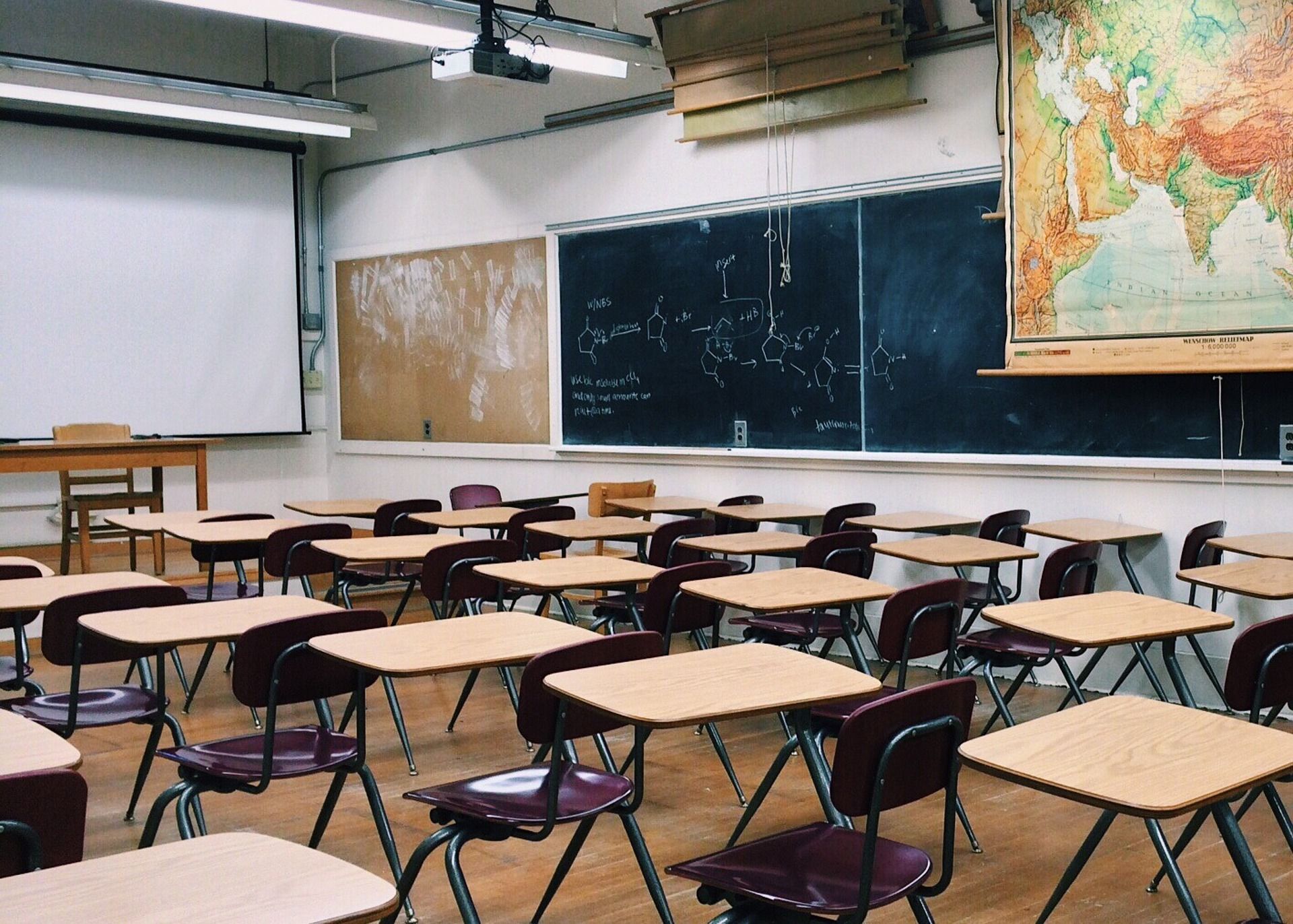 Arrestan a maestra de primaria por masturbarse frente a sus alumnos 