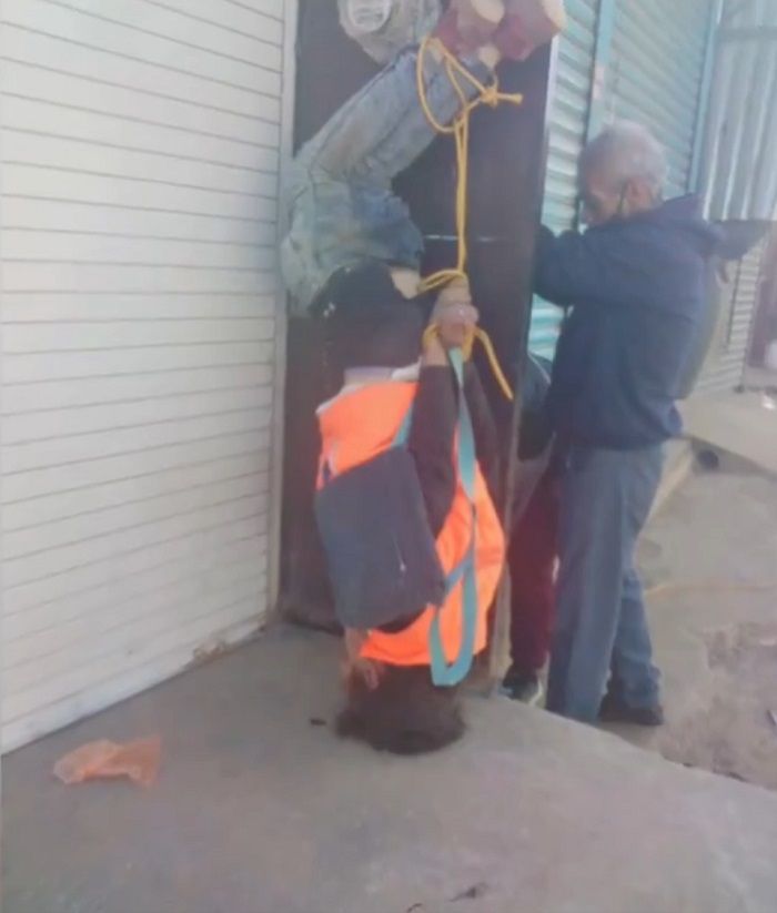 Policía salva al supuesto ladrón de ser linchado