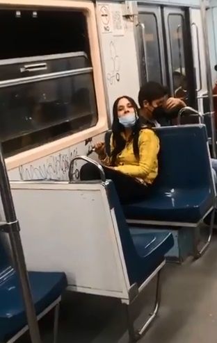 Lady Rayones. Exhiben a joven pintando vagón del Metro en CDMX 