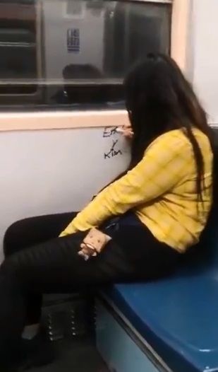 Lady Rayones. Exhiben a joven pintando vagón del Metro en CDMX 