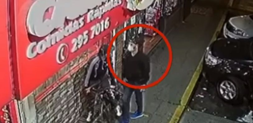 Novio celoso asesina a hombre por mirar a su pareja (VIDEO)