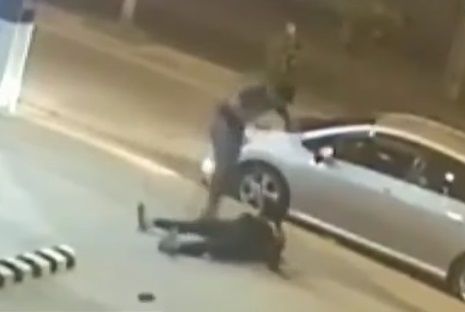 Sujeto da brutal golpiza a su expareja; imágenes conmocionan a internet (VIDEO)