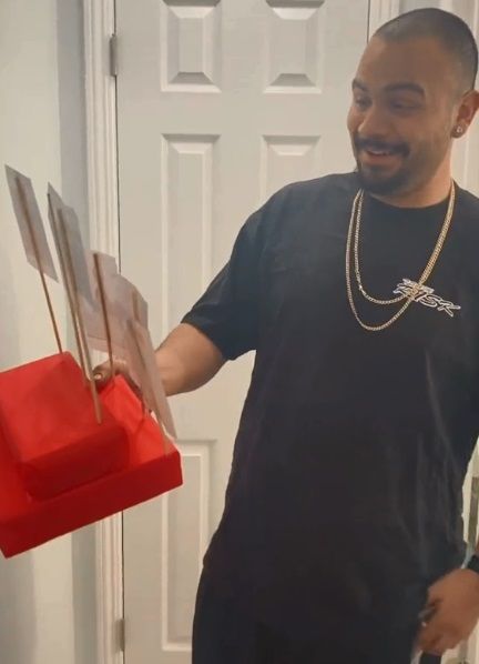 Mujer se hace viral por regalarle a esposo sus likes en Instagram