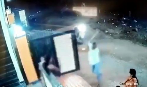 Video viral. Hombre ataca con un hacha a mujer por rechazarlo