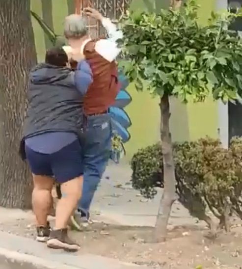 Graban a mujer golpeando y pateando a anciano en calle principal de CDMX (VIDEO)