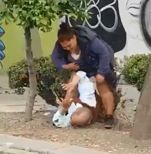 Graban a mujer golpeando y pateando a anciano en calle principal de CDMX (VIDEO)