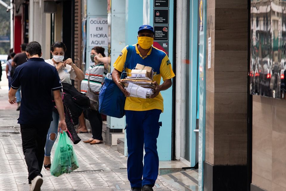 ¿Se puede contagiar el virus al recibir un paquete de China?