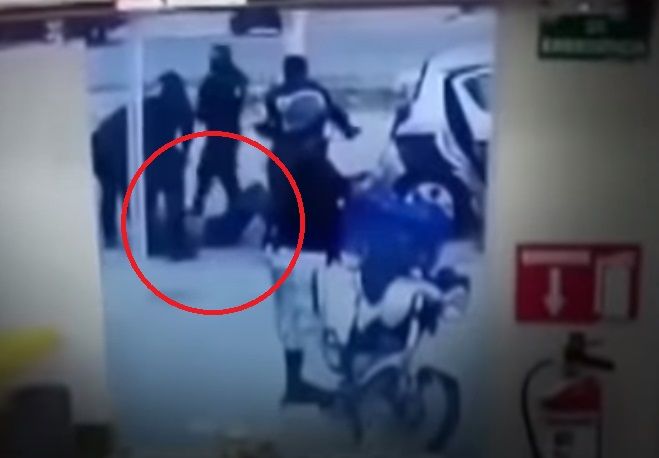 Difunden video de la detención de Victoria afuera de un Oxxo