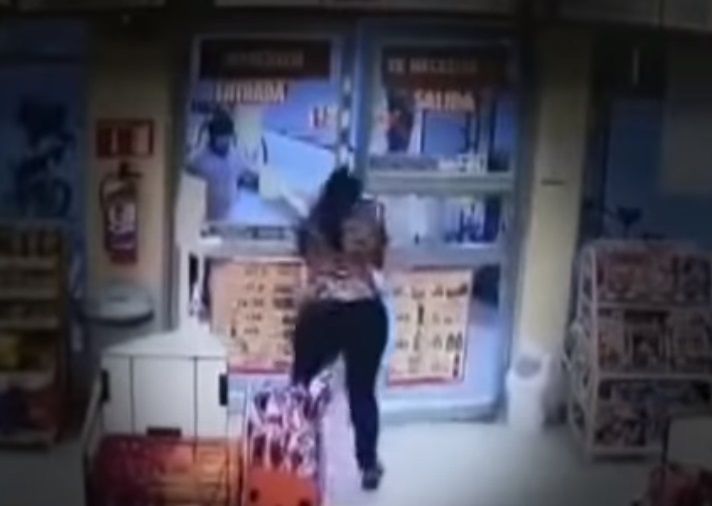 Difunden video de la detención de Victoria afuera de un Oxxo