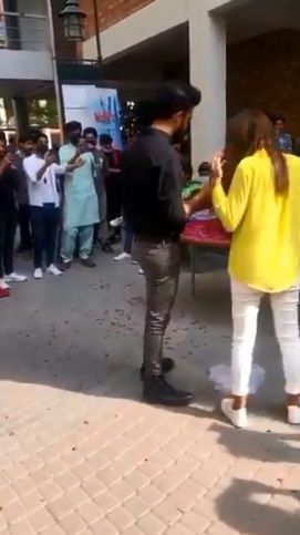 Mujer pide matrimonio a novio en universidad; los expulsan 