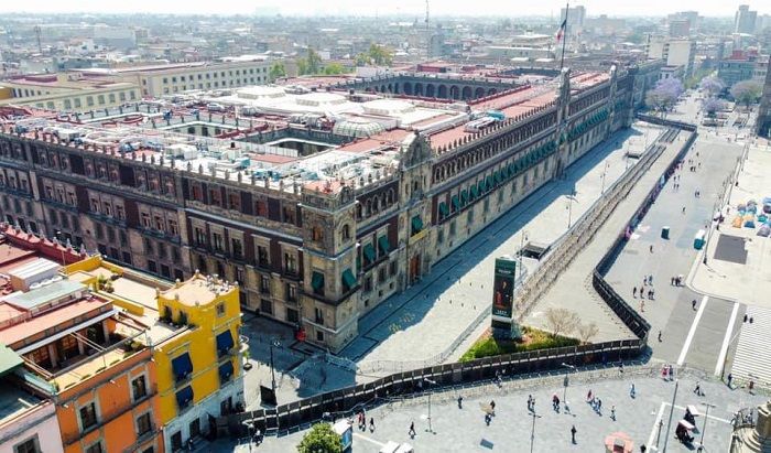 AMLO celebra que muro haya resistido protestas del 8M