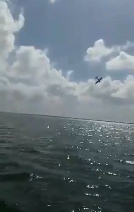 Graban caída de avioneta que anunciaba sexo de bebé en Cancún; hay 2 muertos