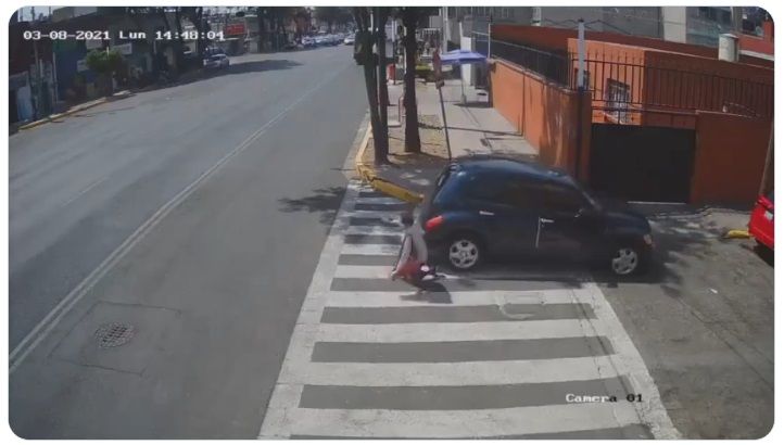 CDMX. Auto golpea a abuelita y se da a la fuga en Iztapalapa