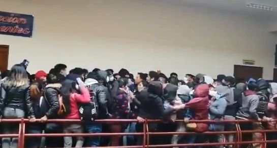 Bolivia. Mueren estudiantes tras caer de cuarto piso (VIDEO) 