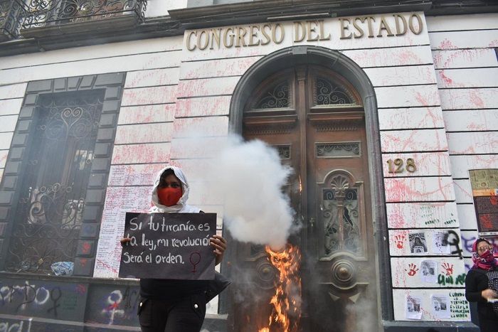 Gobierno estatal va por feministas