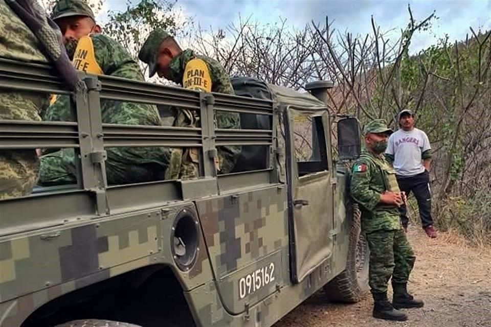 Guatemalteco asesinado por militares durante retén en Chiapas; pobladores los retienen