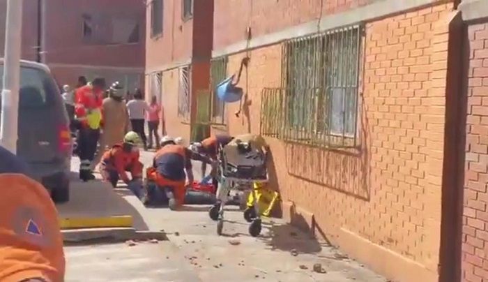 Hombre que se lanzó de edificio se reporta grave