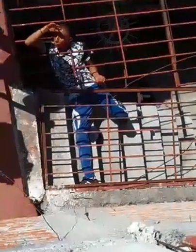 Ladrón queda atorado en reja durante robo y policías lo rescatan