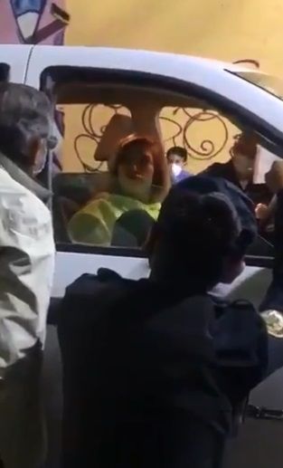 Lady Mugrosa. Mujer choca e insulta a quienes la graban