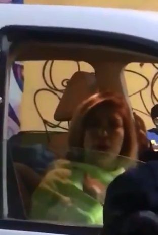 Lady Mugrosa. Mujer choca e insulta a quienes la graban