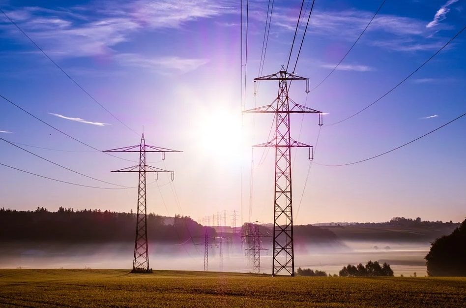 Ordenan suspensión de ley eléctrica impulsada por AMLO 