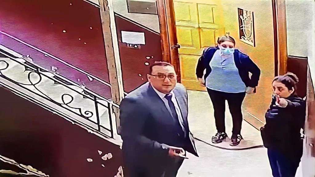 Mujer salva a niña de pedófilo gracias a cámara de vigilancia 