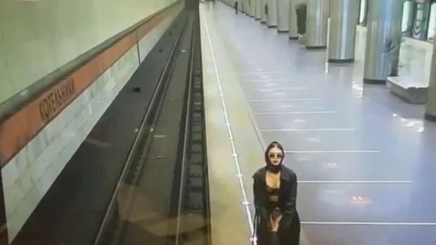 Video. Mujer presume lencería negra en Metro de Rusia 