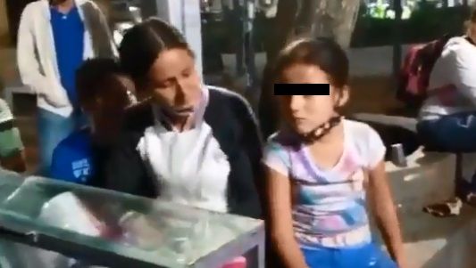 Video de niños pegándole a su madre causa indignación