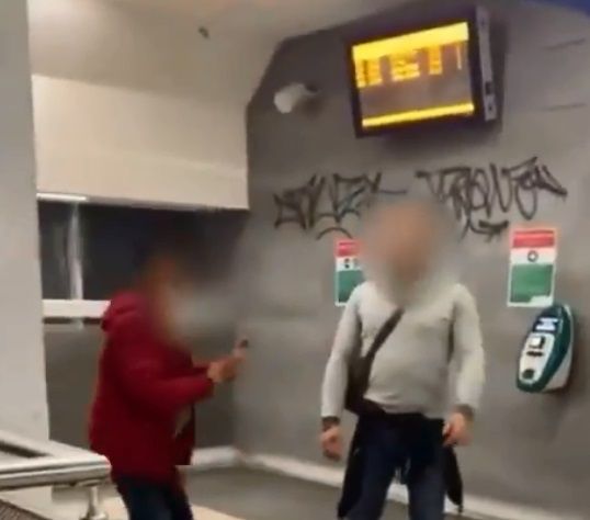 Hombre golpea a pareja gay por besarse en Metro de Italia 