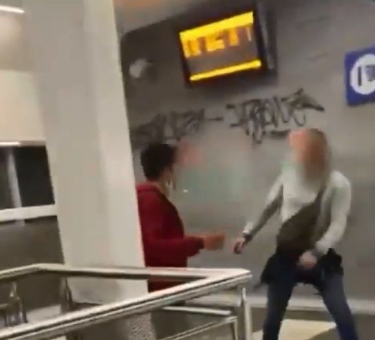 Hombre golpea a pareja gay por besarse en Metro de Italia 