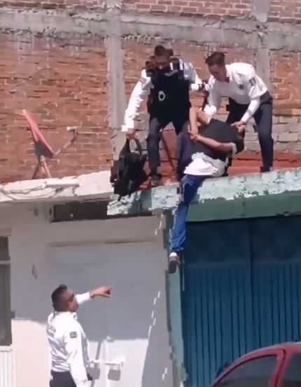 Ladrón queda atorado en reja durante robo y policías lo rescatan